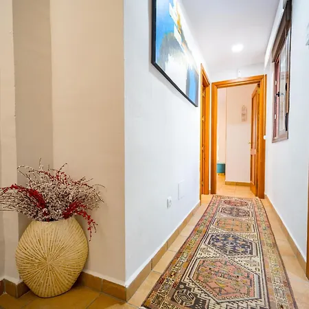 Port Townhouse W/ Jacuzzi بيت للعطل ماربيا