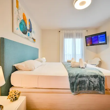 Port Townhouse W/ Jacuzzi ماربيا