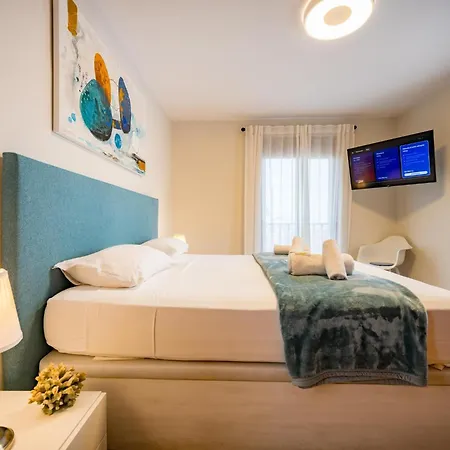 Port Townhouse W/ Jacuzzi ماربيا