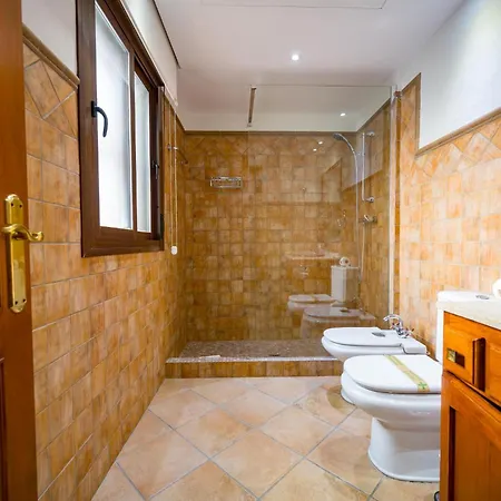Port Townhouse W/ Jacuzzi ماربيا