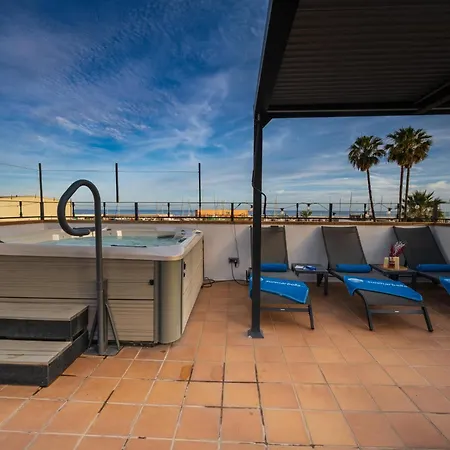 Port Townhouse W/ Jacuzzi بيت للعطل *